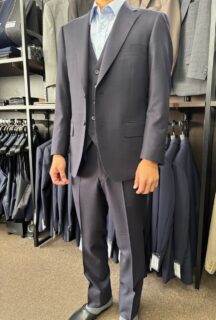 シンプルだからこそ美しい。紺無地スリーピーススーツ。の画像