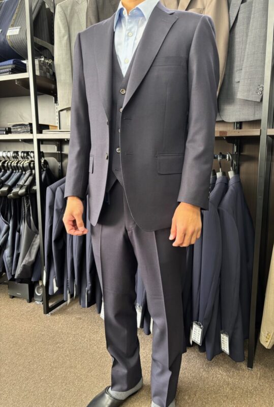 シンプルだからこそ美しい。紺無地スリーピーススーツ。のアイキャッチ画像