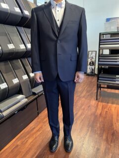 暗めトーンのネイビーの無地でどんなシーンでも着回せる1着の画像