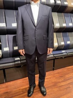 イタリー製特有の艶感が溢れるダークネイビーで高級仕立ての1着の画像