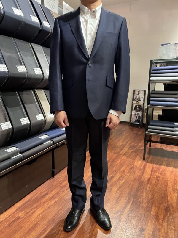 光沢感の出る柄が上品かつシーンを選ばずに着回しできる落ち着きのある1着のアイキャッチ画像