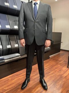 スラックスはテーパードのシルエットで短めの裾口がよりすっきり見える1着の画像