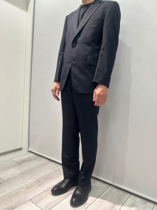 毎日に寄り添う、実用性の高いネイビースーツのアイキャッチ画像