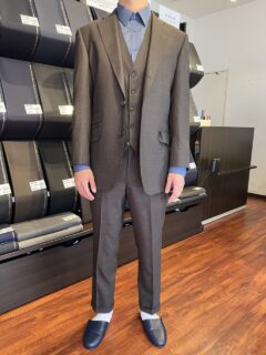 秋冬トレンドのブラウンスーツにデザイン性のある裏地を組み合わせたオシャレな1着の画像