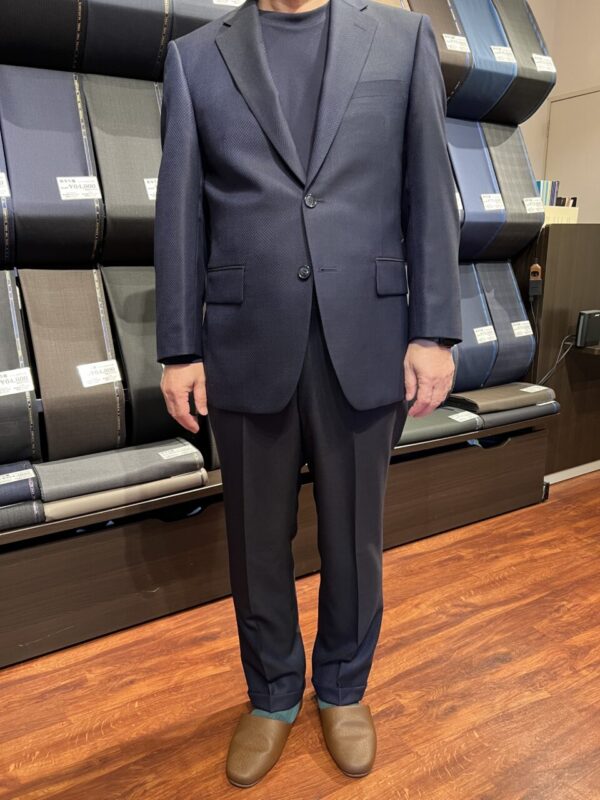 さりげない柄と織り方によって表現された光沢感が上品な1着のアイキャッチ画像