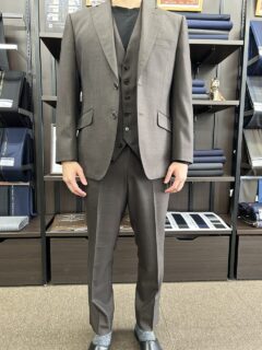 [HG仕立て]ブラウンスーツで季節感のある仕上がりの画像