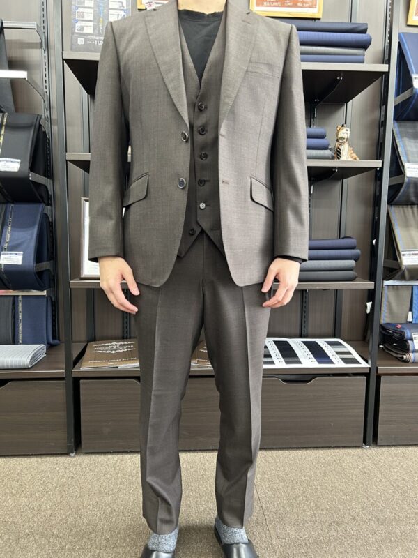 [HG仕立て]ブラウンスーツで季節感のある仕上がりのアイキャッチ画像