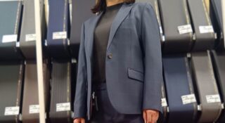 上品なチェック柄でお洒落なスーツの画像