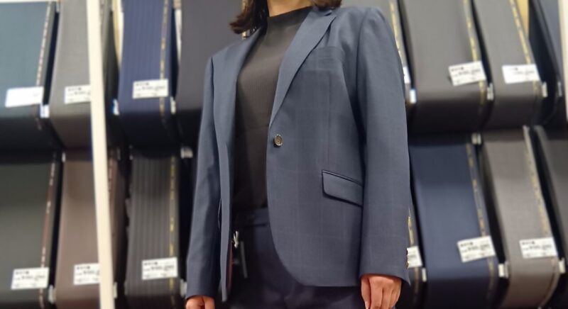 上品なチェック柄でお洒落なスーツのアイキャッチ画像