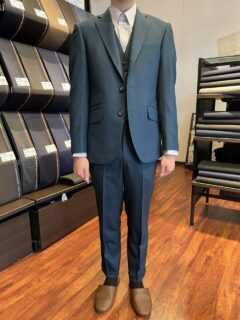 珍しいブルーグリーンのお色味にブラウンの釦＆裏地を合わせた深みのあるラグジュアリーな1着の画像