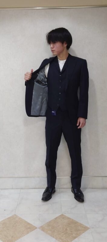 通年通して活躍！！紺無地スーツのアイキャッチ画像