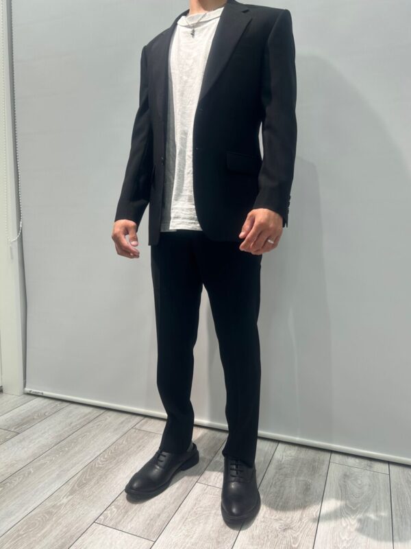 お体に沿う美しいシルエットの礼服のアイキャッチ画像