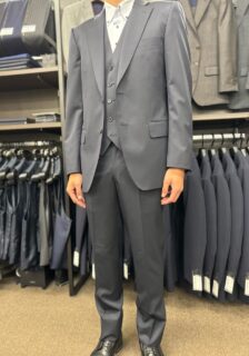 【紺無地スリーピーススーツ】シンプルながらも裏地・ボタンで高級感を演出の画像