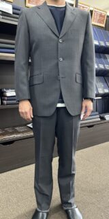 3ボタングレースーツでレトロな仕上がりにの画像