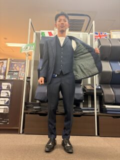 ネイビー無地でビシっと♪の画像