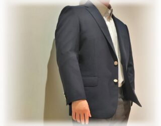 2358 ラグジュアリー感あるジャカードブレザーとクラシックなグレンチェックトラウザーズの画像