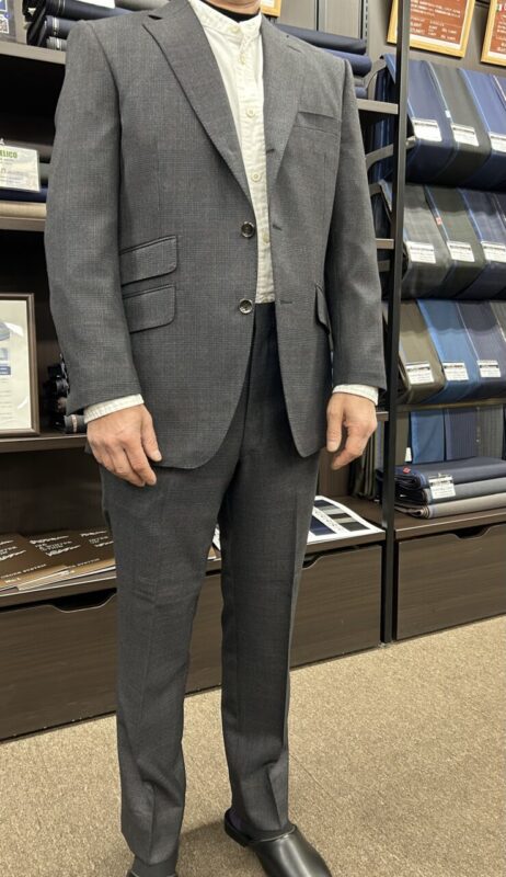 [HG仕立て]グレースーツに赤チェック柄でお洒落な仕上がりにのアイキャッチ画像