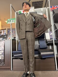 成人式にピッタリな光沢のあるチェック柄スーツの画像