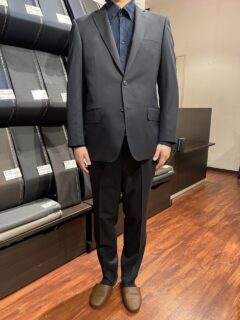 ダークネイビー表地×ネイビー裏地でシーンを選ばずに活躍できるスタイリッシュな1着の画像