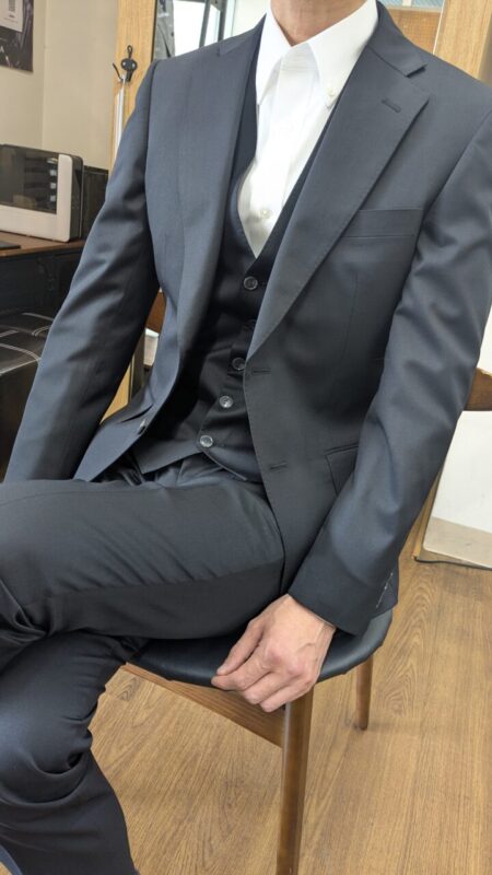 黒無地生地をラインで魅せる、自分仕様のスリーピース。のアイキャッチ画像