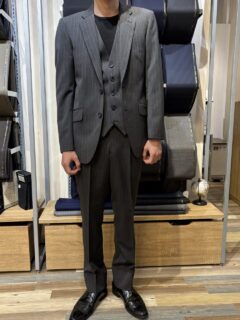 釦と裏地がアクセントのミディアムグレーストライプスーツの画像