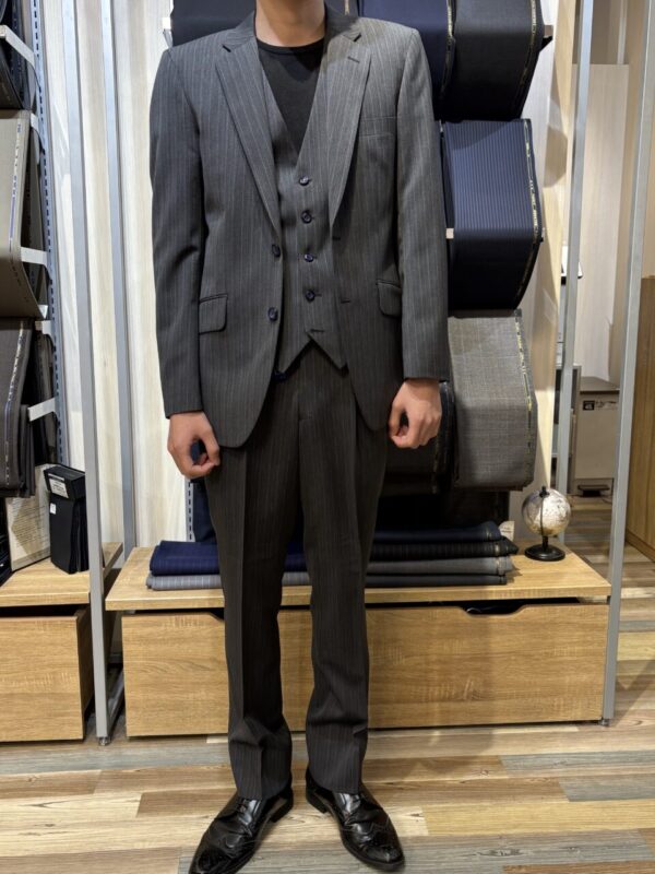 釦と裏地がアクセントのミディアムグレーストライプスーツのアイキャッチ画像