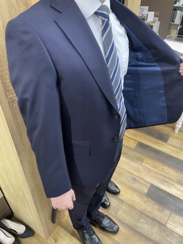 光沢生地と定番紺無地のエレガンススーツのアイキャッチ画像