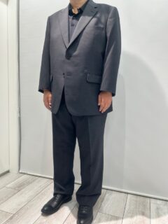 場面を選ばず活躍する、頼れるグレーの一着。の画像