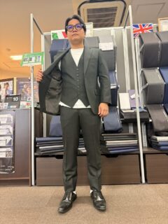 流行りのグリーンスーツでお洒落に♪の画像