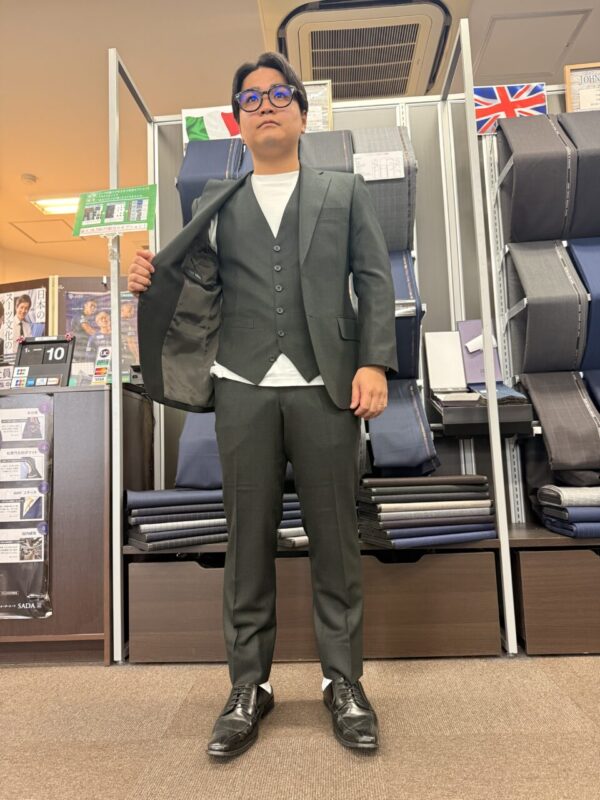 流行りのグリーンスーツでお洒落に♪のアイキャッチ画像