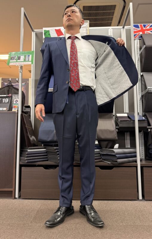 シンプル＆ストレッチネイビースーツ！のアイキャッチ画像