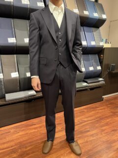 ダークネイビー×ブラウンの落ち着きのあるトーンで上品な大人の雰囲気が漂う1着の画像