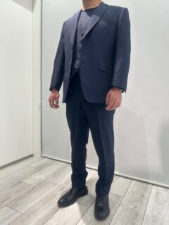 JOHN FOSTERで仕立てた洗練スリーピースの画像