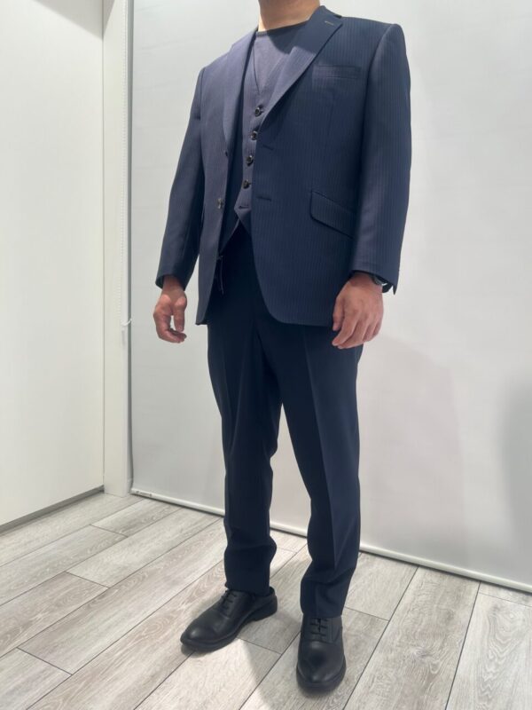 JOHN FOSTERで仕立てた洗練スリーピースのアイキャッチ画像