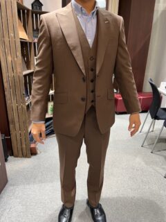洗練されたライトブラウン三つ揃えスーツをお仕立ていただきました✨の画像