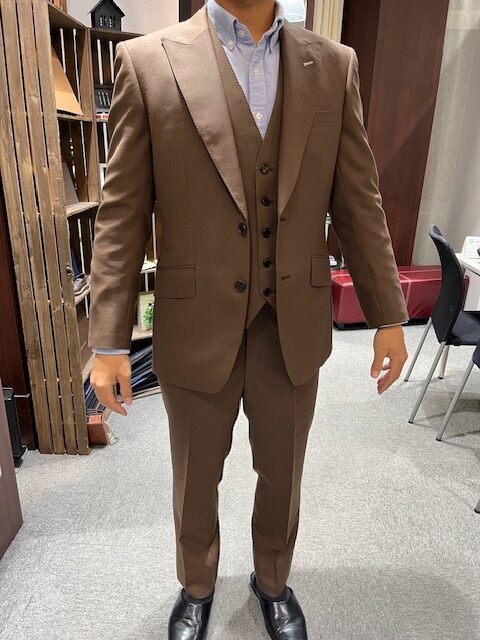 洗練されたライトブラウン三つ揃えスーツをお仕立ていただきました✨のアイキャッチ画像