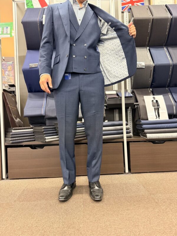 派手過ぎない、華やかなチェック柄スーツのアイキャッチ画像