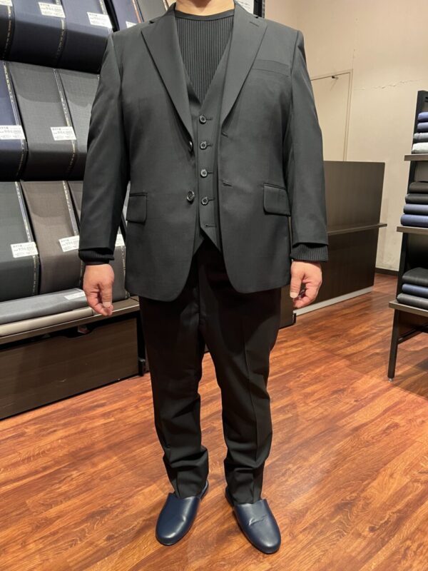 ブラックの無地で統一したフォーマルにも使えるスタイリッシュな1着のアイキャッチ画像