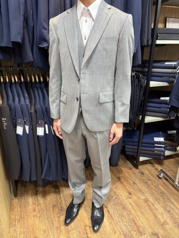 ライトグレー/スリーピーススーツお仕立ていただきました。のアイキャッチ画像