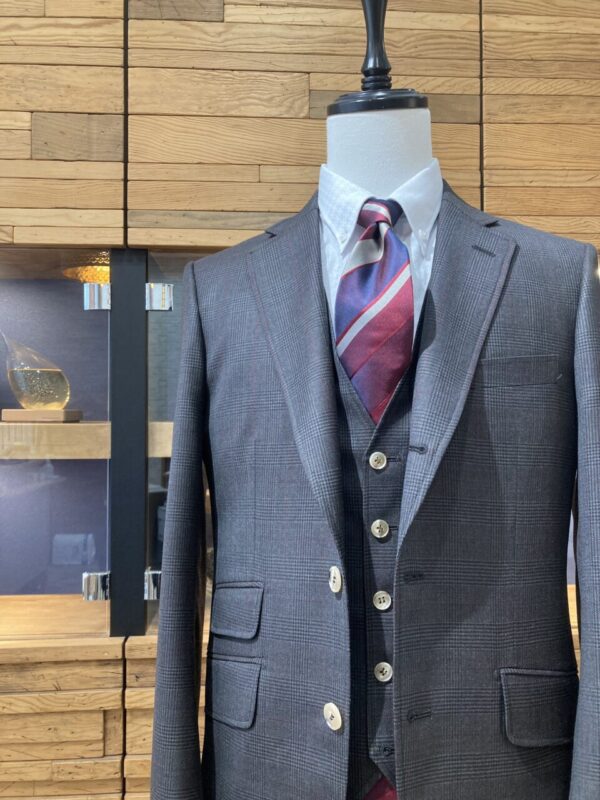 ブラウンながらに華やかなチェックスーツ【JOHN FOSTER】のアイキャッチ画像