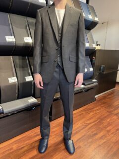 チェック柄に潜む赤のラインと裏地の組み合わせが相性ぴったりのオシャレな1着の画像