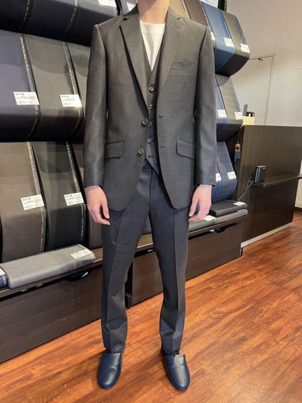 チェック柄に潜む赤のラインと裏地の組み合わせが相性ぴったりのオシャレな1着のアイキャッチ画像