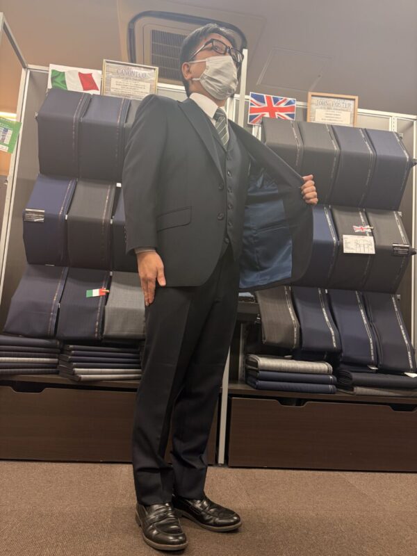 使いやすい紺色織り柄スーツ♪のアイキャッチ画像