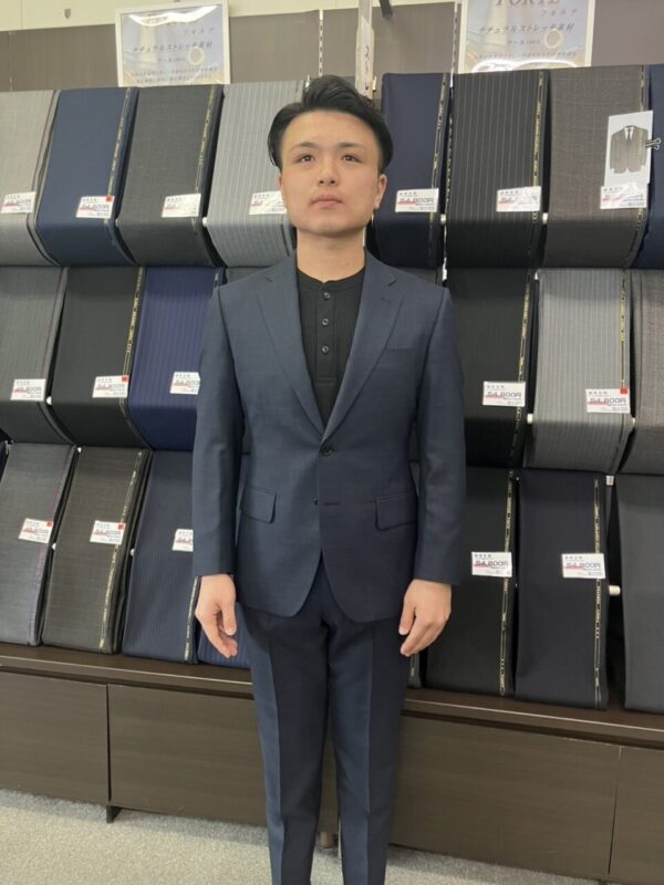 落ち着いたネイビースーツのアイキャッチ画像