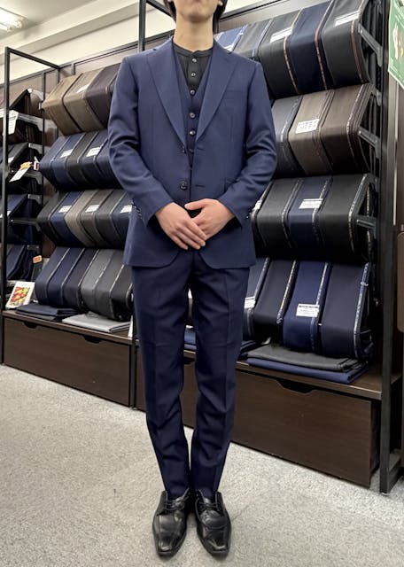 3ツ揃えネイビースーツのアイキャッチ画像