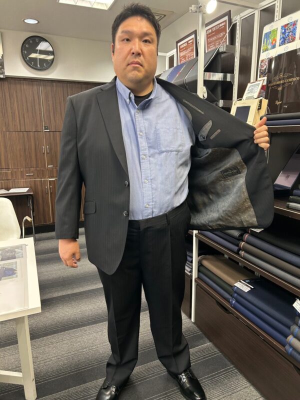 日本を代表する生地メーカーの品の良いスーツのアイキャッチ画像