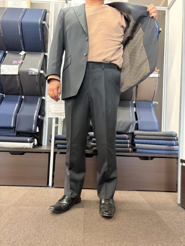 汎用性の高いグレー無地スーツ♪のアイキャッチ画像