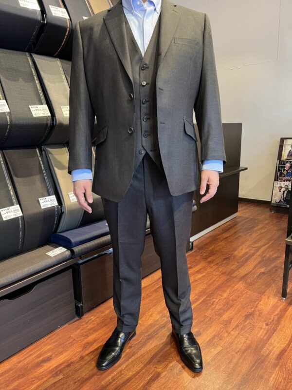 3釦段返り仕様のジャケットでメリハリのある体型にフィットしたスタイリッシュな1着のアイキャッチ画像