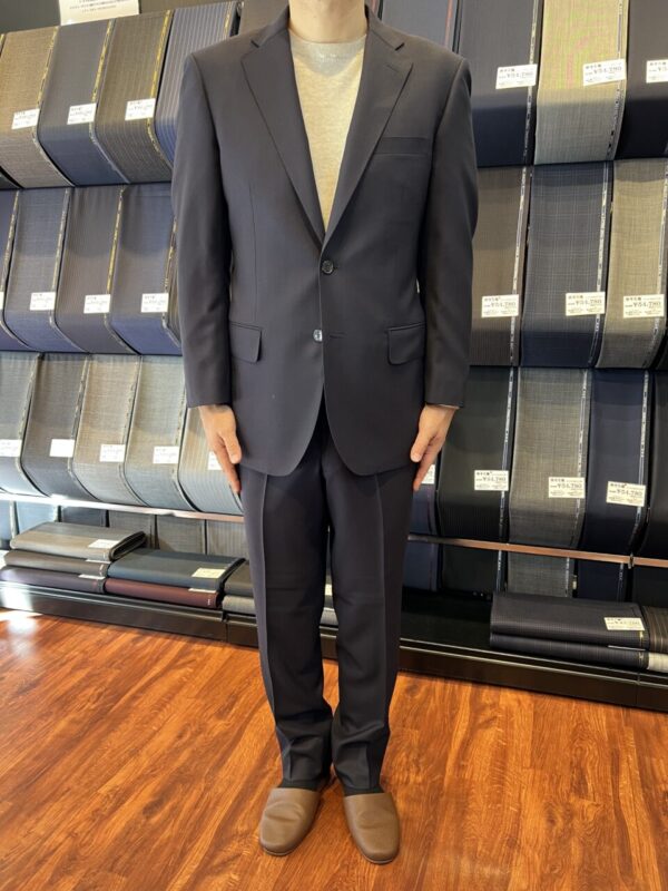 表地・裏地・ボタンを同系色で統一させてすっきりキレイめに仕上げた1着のアイキャッチ画像