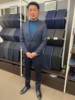 オンオフ使えるネイビースーツの画像